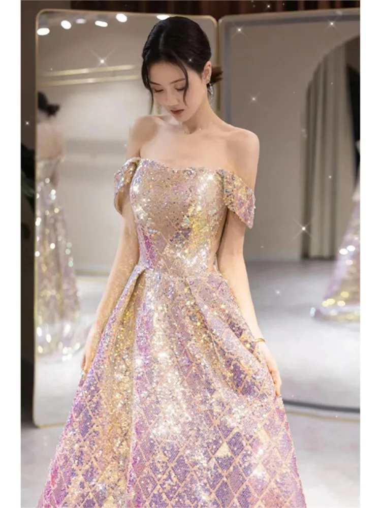 ชุดเดรสปิ้งพิธีกรเฉพาะเจ้าภาพประดับด้วยเลื่อมไหล่เดียว