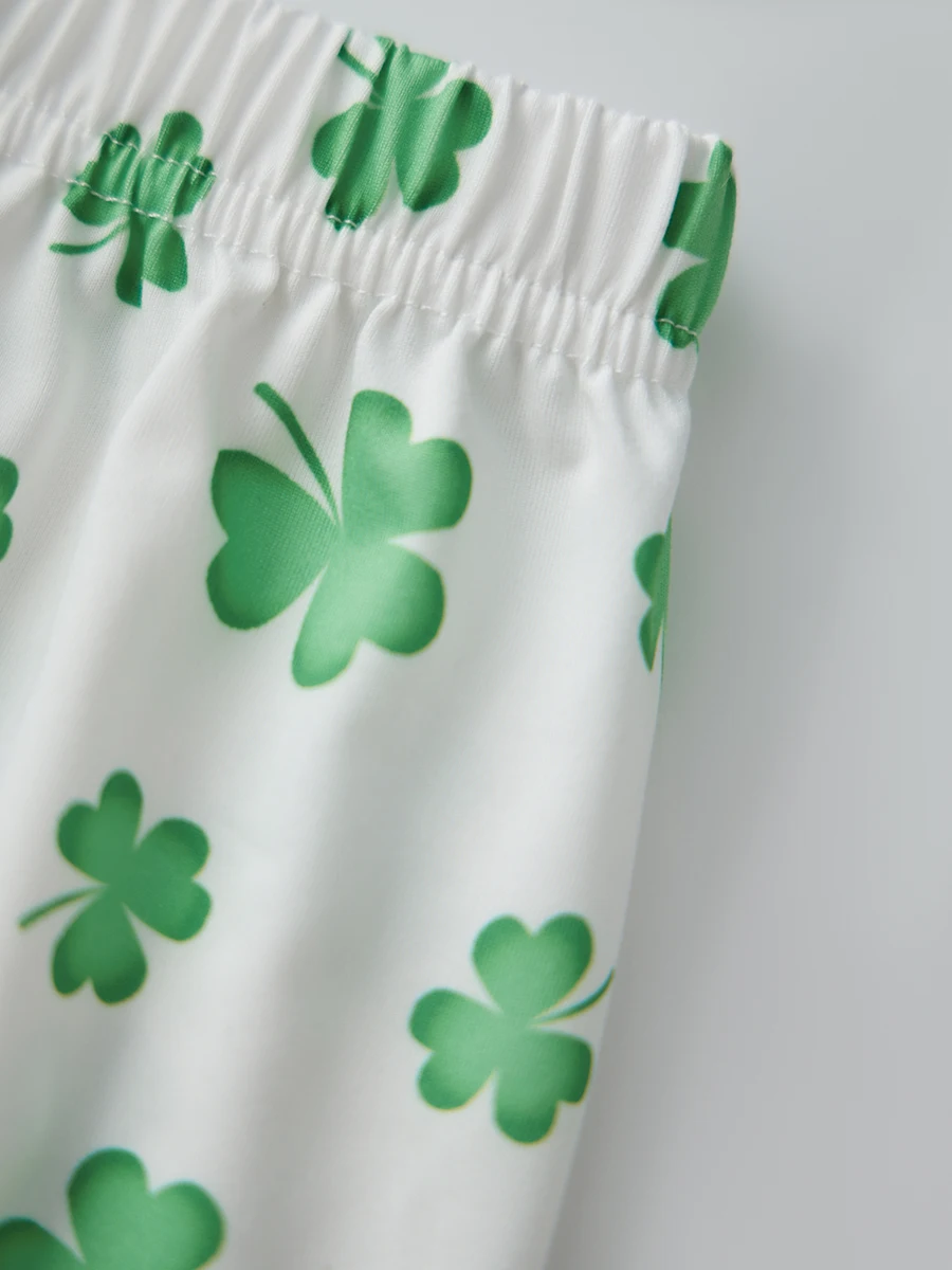 ผู้หญิงไอริช Loungewear ชุด Shamrock พิมพ์เสื้อแขนสั้นพร้อมกางเกงขาสั้น Ruffled ชุดนอน