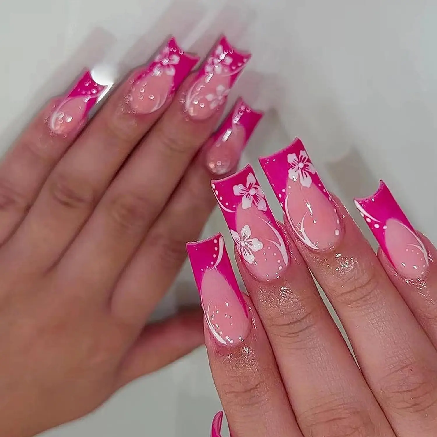 24 pezzi di unghie finte rettangolari pressate con bordi francesi rosa-rosa e unghie finte lucide progettate con fiori bianchi acrilico completamente coperto