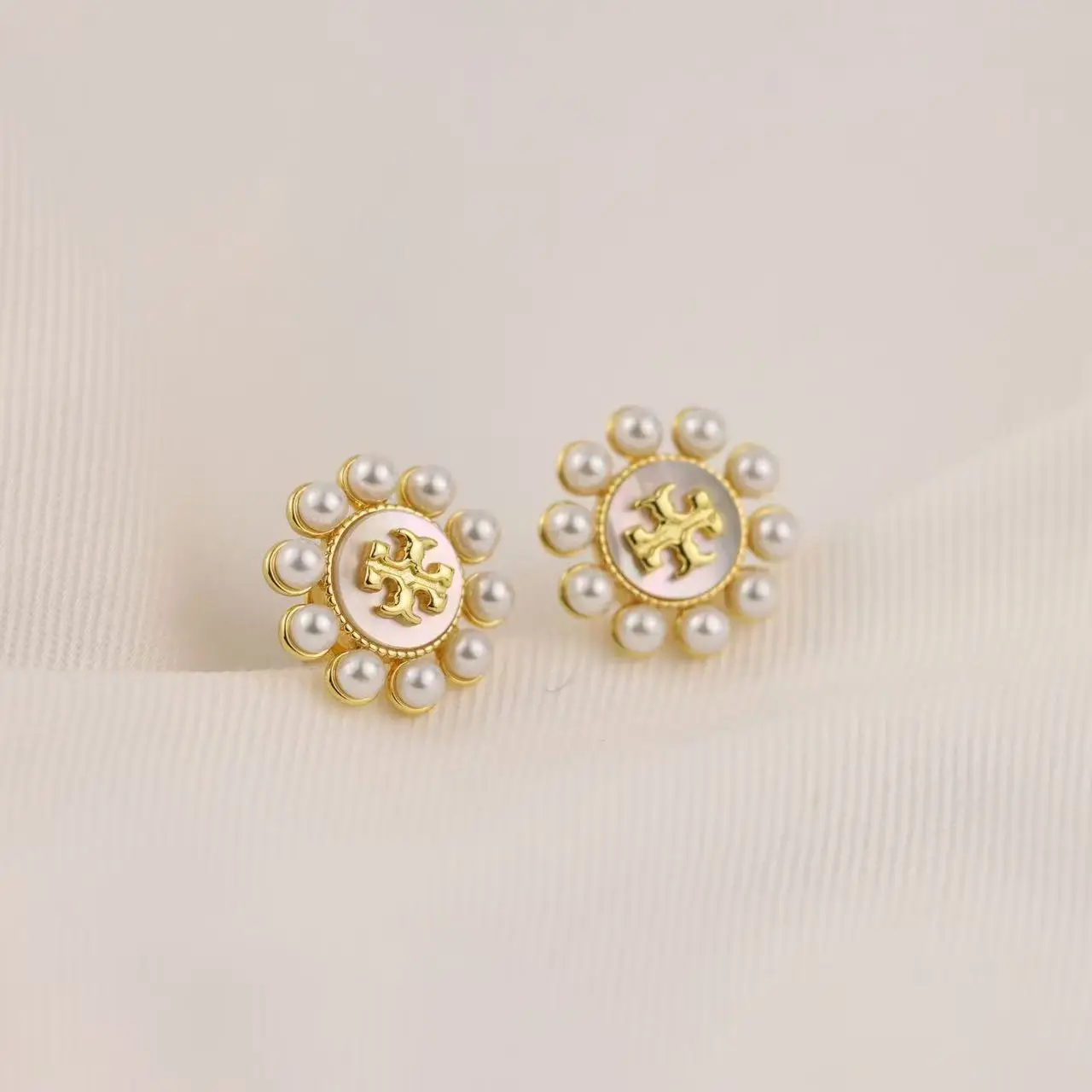 Europe and the United States fashion simple earrings inlaid with natural pearl fritillary earrings Qingdao quality factory suppo