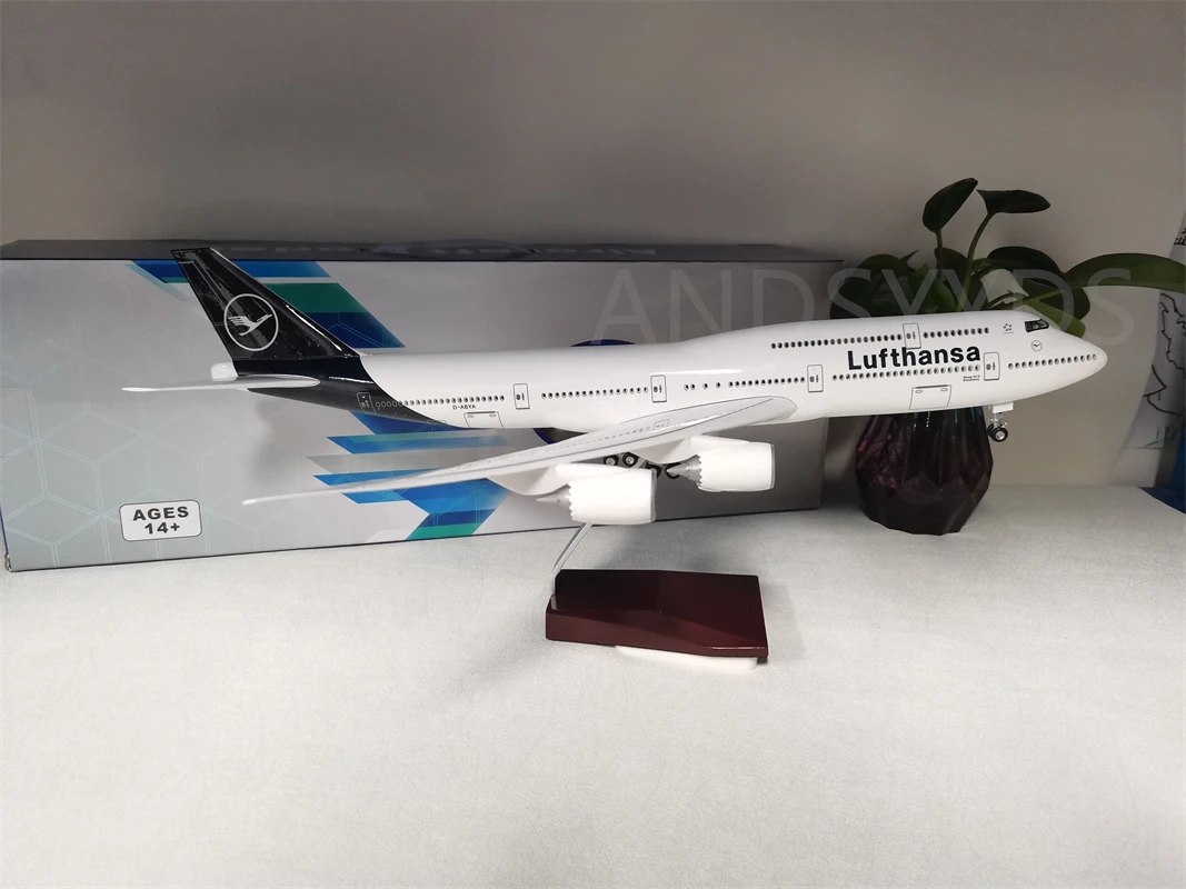 

1/150 Scale Diecast Airplanes B747 Lufthansa 2024 New Plane Model with Wheel Landing Gear Collection Plane Presents Gift