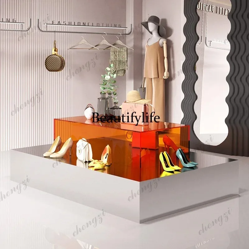 HR Clothing store Nakajima Taihuitai shoe store, stainless steel products are placed in the middle of the shoe rack.