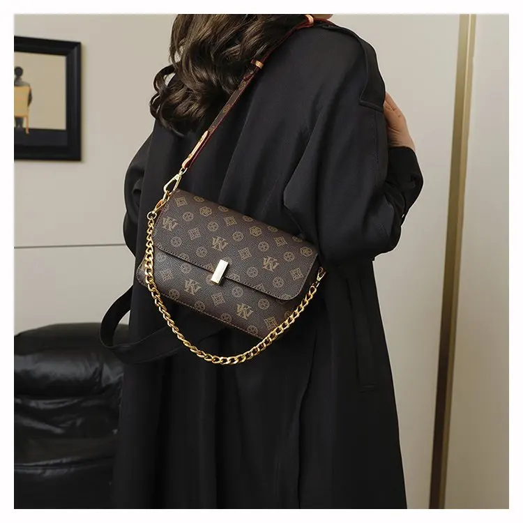 

Minimalist Commute Bag, Spacious Interior with Secure Closure, Adjustable Shoulder Strap, Polished Hardware, New 2026 Arrival