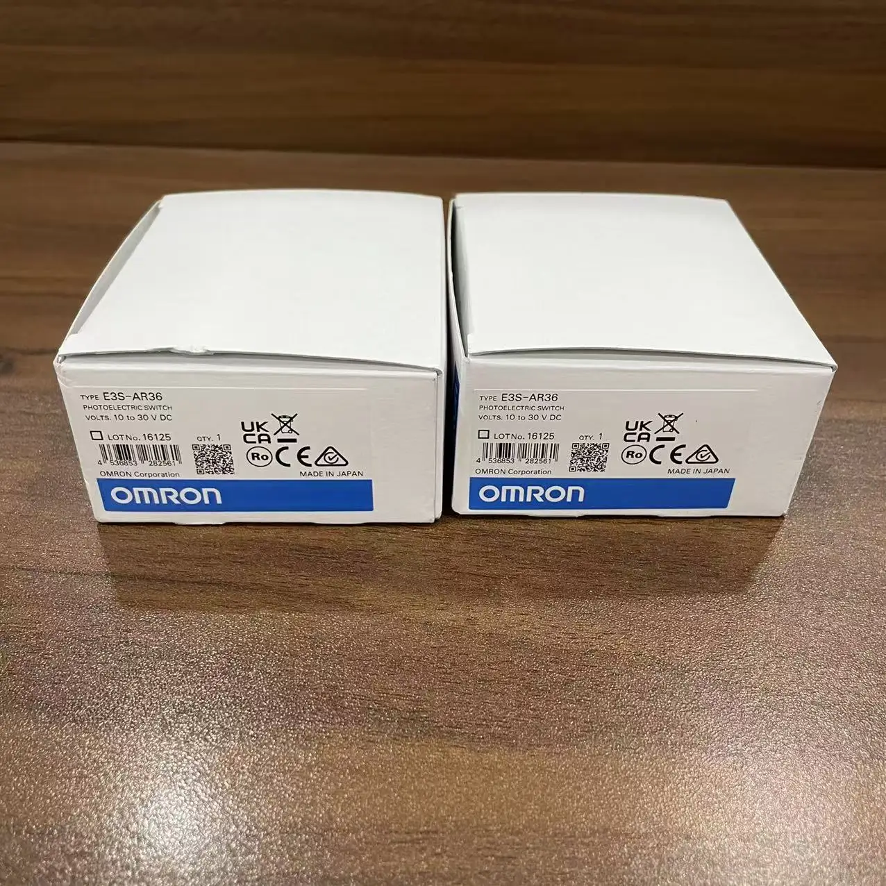 E3S-AR36 PNP Photoelectric Sensor, 2m Range, IP67 for Conveyor Systems