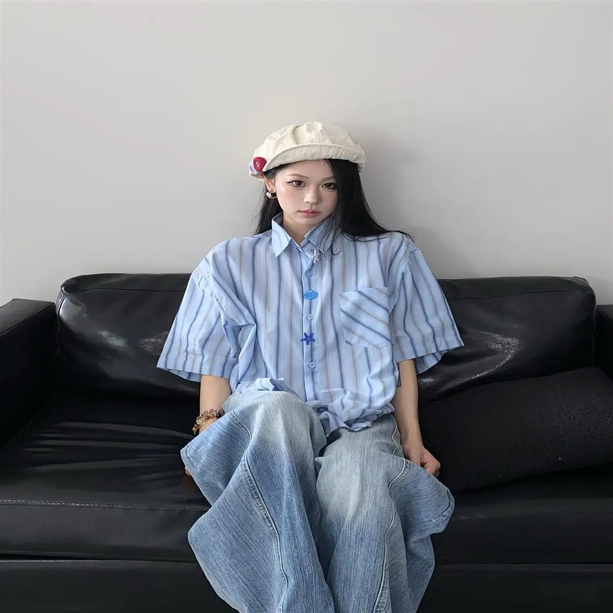 Camicetta estiva da donna a maniche corte con camicia a righe blu