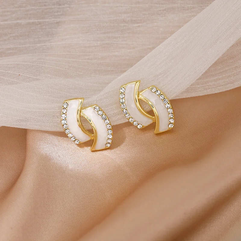 Beige Enameled Shell Women's Earrings Light Luxury Temperament Design C-shaped Versatile Ear Stud Earrings Exquisite Earrings