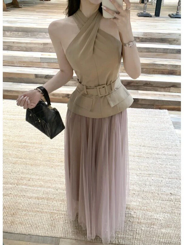 

Ретро-комплект в гонконгском стиле: топ с перекрестными бретелями и юбка с высокой талией из сетки. Модный летний наряд для женщин.