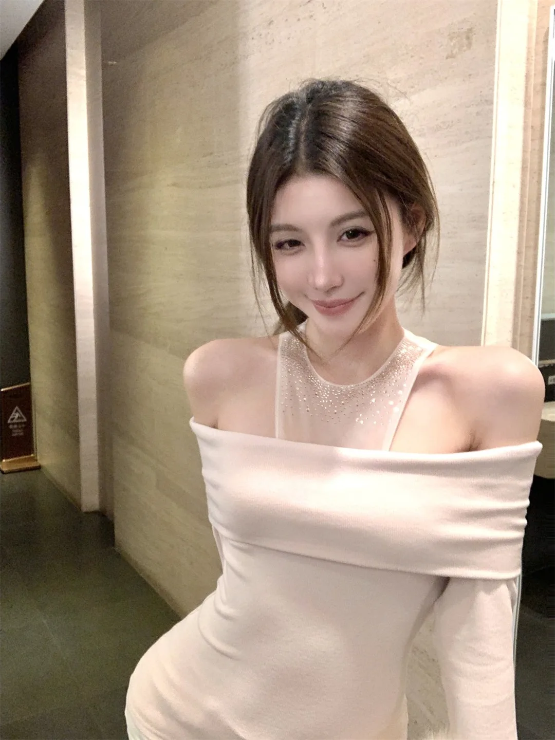 

Футболка с длинным рукавом на одно плечо Gentle Wind High-End с декором из страз, осенняя новинка, дизайн Pure Desire, имитация двухслойности, хлопок B...