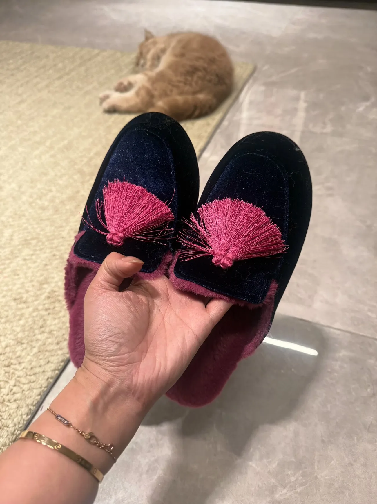Pantuflas de casa para mujer, ideales para primavera y otoño, cálidas, con un diseño adorable y pompones, hechas de algodón, tipo sandalia, con suela antideslizante y suave, perfectas para usar en interiores y exteriores durante todo el año.