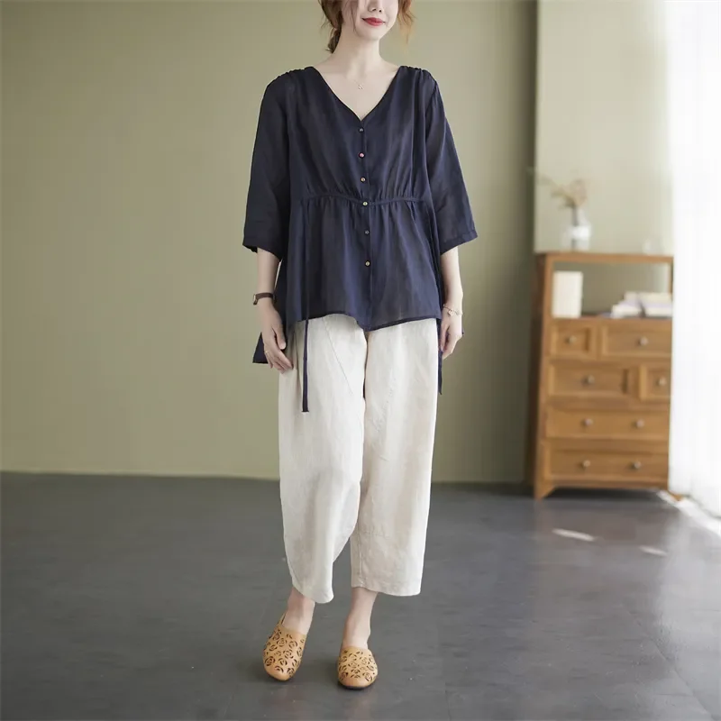 

Женский бежевый комплект из блузки с V-образным вырезом и белых свободных укороченных брюк