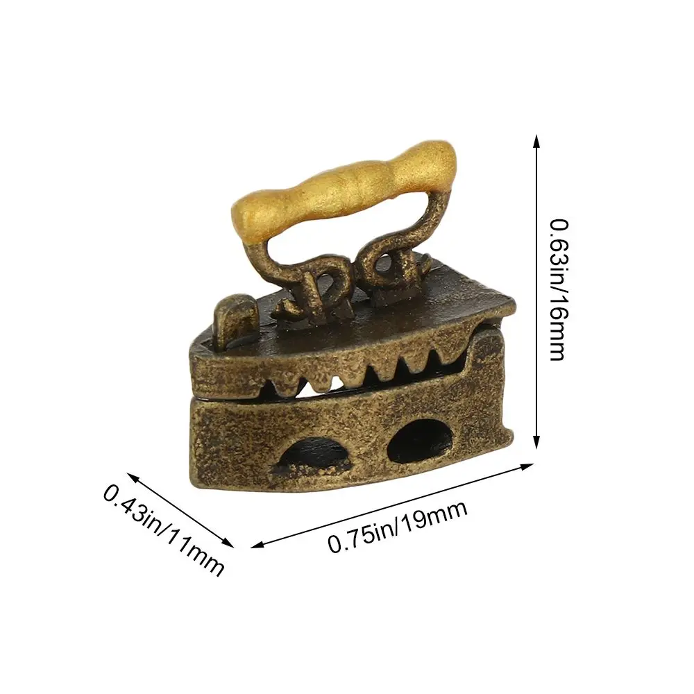 เล่นบ้านตุ๊กตาอุปกรณ์เสริมของเล่นเด็ก MINI VINTAGE เครื่องมือรีดผ้า Dollhouse Miniature เหล็กบ้านตุ๊กตาเฟอร์นิเจอร์