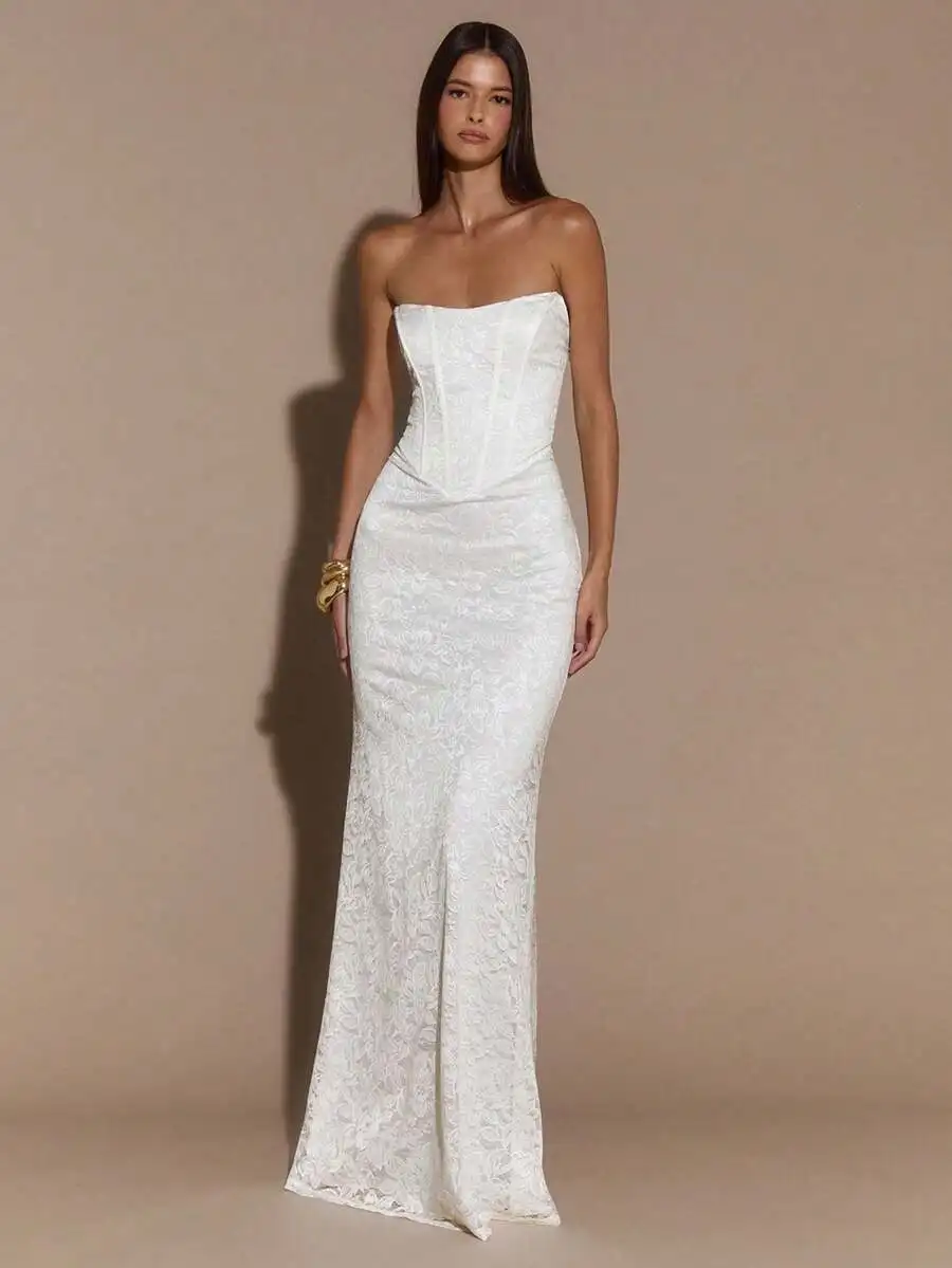 

Белое кружевное облегающее платье макси без бретелек для торжественных мероприятий