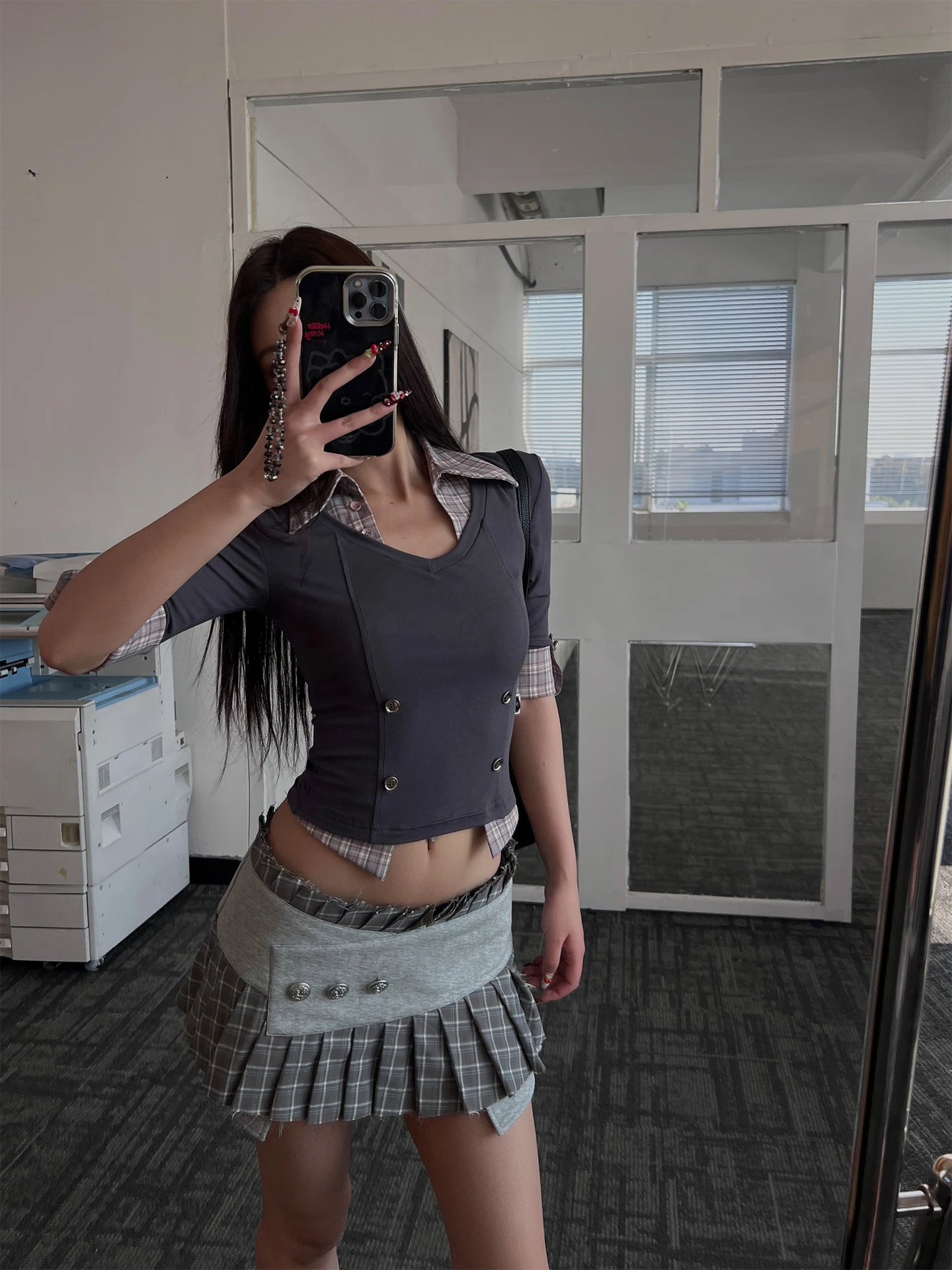 

Женская одежда HYTEMOLY: Ретро-жилет в клетку с асимметричным деконструированным кроем и эффектом двухслойности, плиссированная юбка-шорты