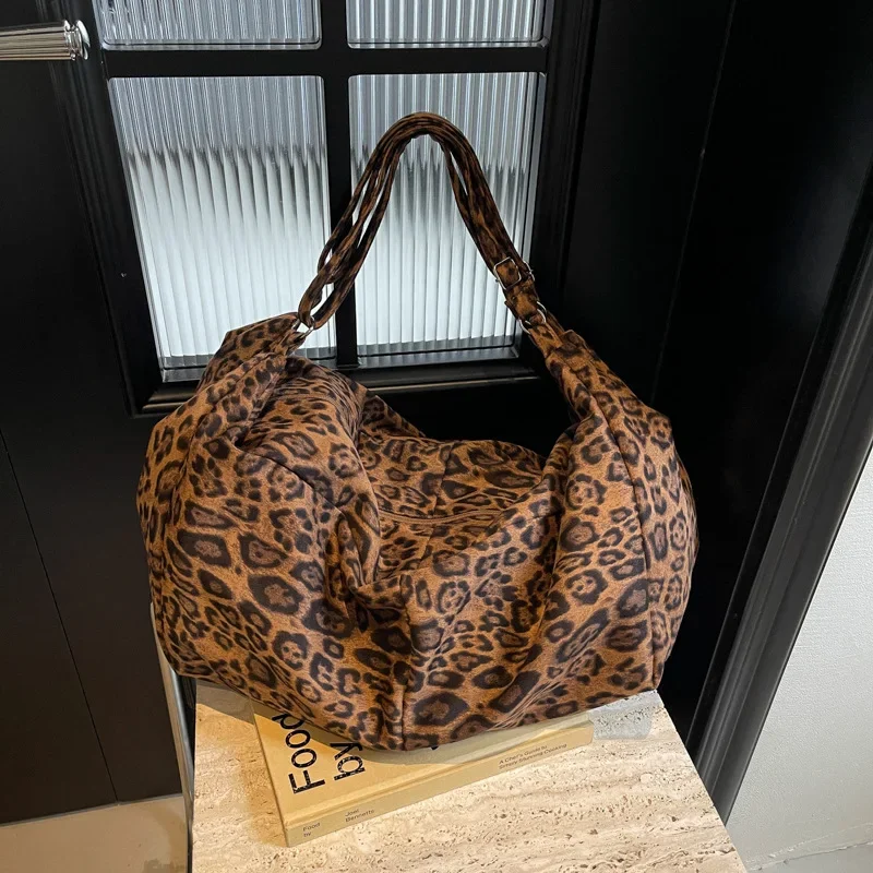 ทุกวันเรียบง่ายและขี้เกียจสไตล์ Retro Leopard พิมพ์ Tote กระเป๋า 2024 ฤดูใบไม้ร่วงและฤดูหนาวใหม่ขนาดใหญ่ความจุไหล่กระเป๋า