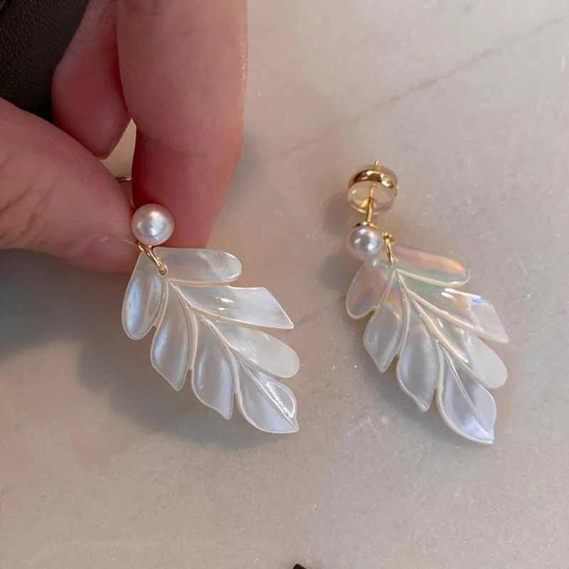 

Minar Elegant White Natural Shell Fritillary Freshwater Pearl Maple Leaf Long Drop Earrings for Women Real Gold Plated Copper