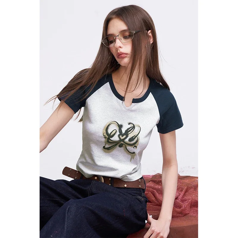 ELFSACK  Raglan T-Shirt with Bowknot Graphic, Y2K Slim Fit Crop Top for Summer, Chic Contrast Sleeve Notched V-Neck Tee