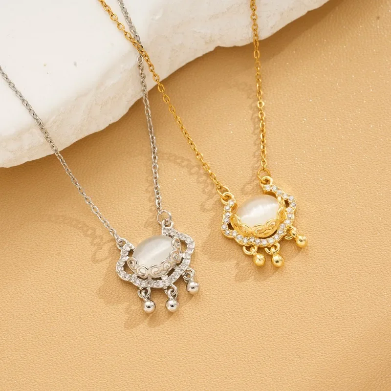 A high-end, light luxury and niche design Chinese-style auspicious cloud lock women's collarbone necklace