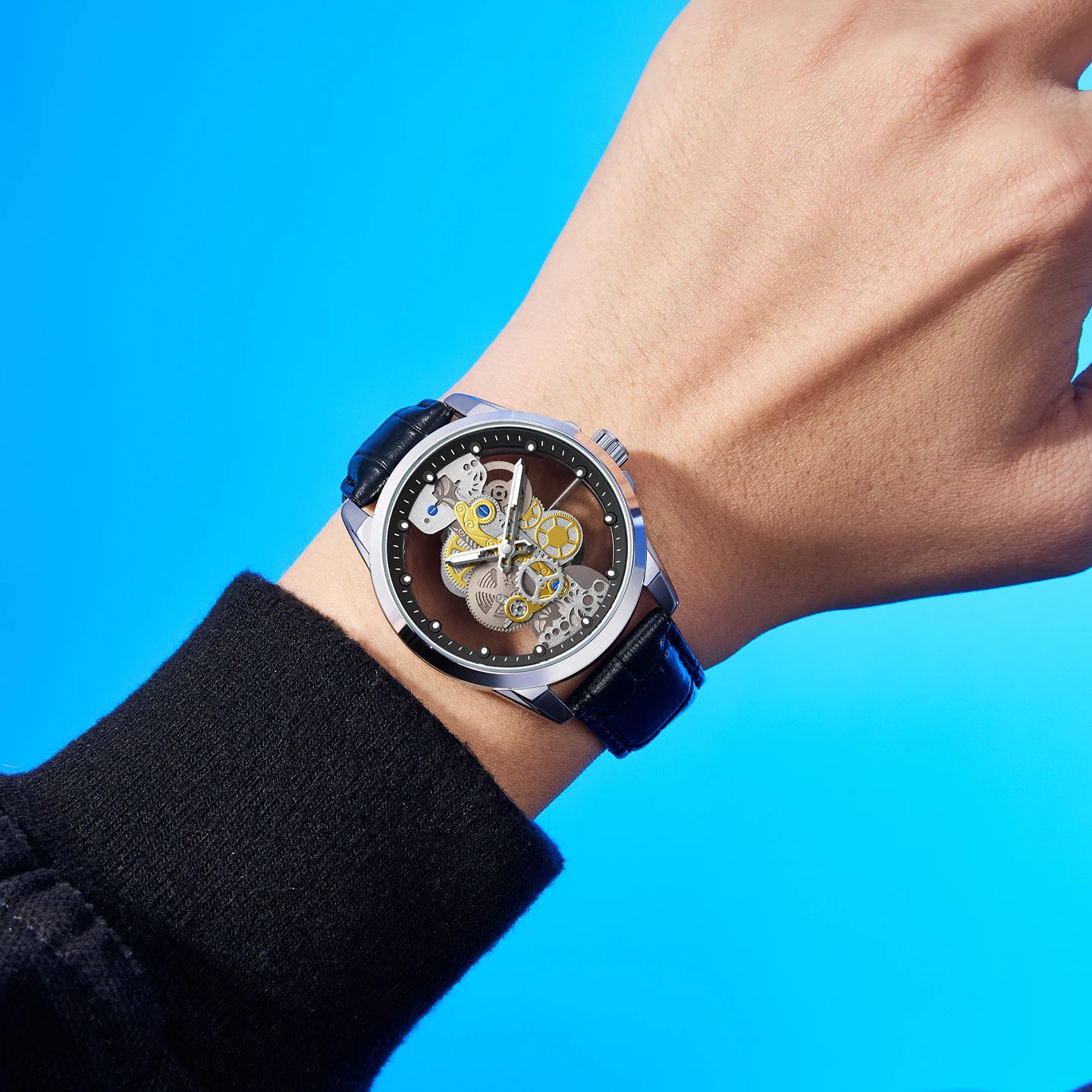 New hot-selling men's watch, luminous transparent quartz watch, fashionable business hollow luminous watch.