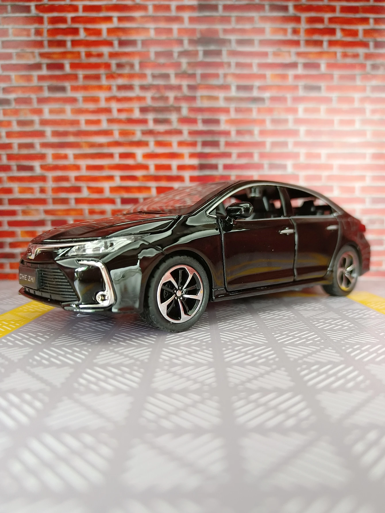 Simulación 1:32, adorno de modelo de coche de aleación Toyota Corolla, puertas y capó de motor, el maletero se puede abrir, regalo de sedán