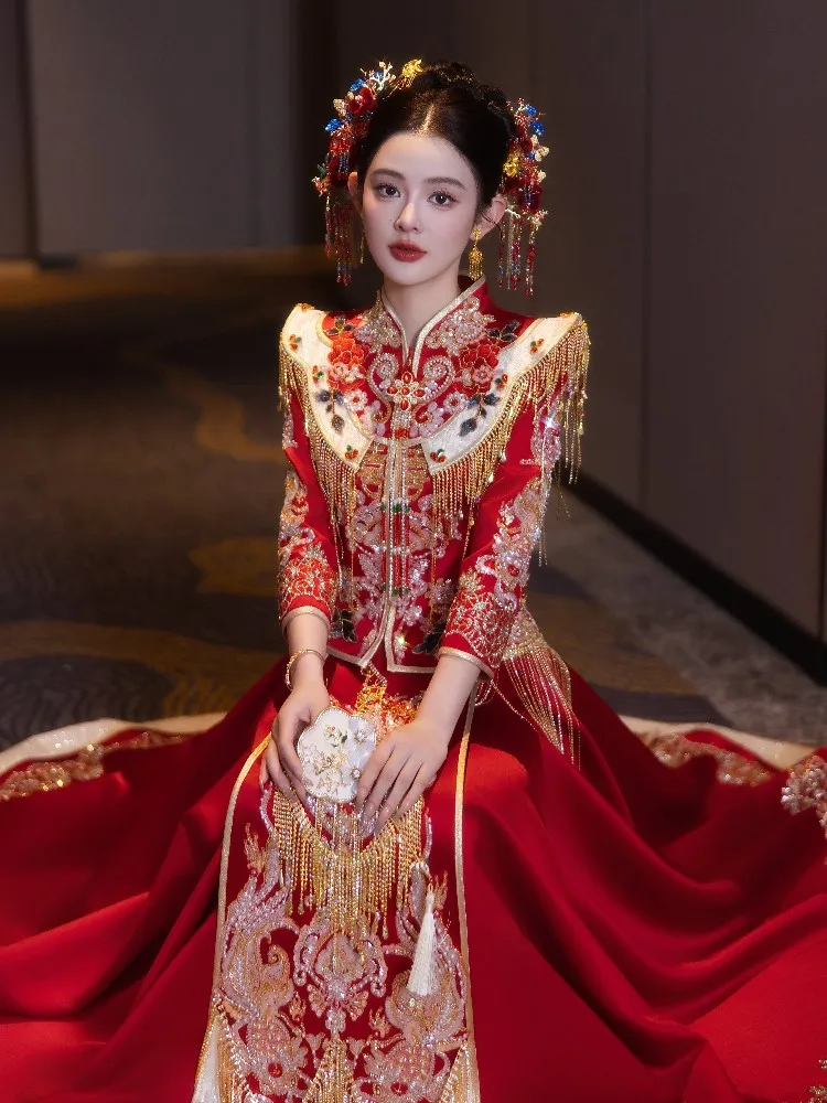 Il nuovo abito da sposa in stile cinese per le spose con una corona di fenice e un mantello rosso è di grandi dimensioni