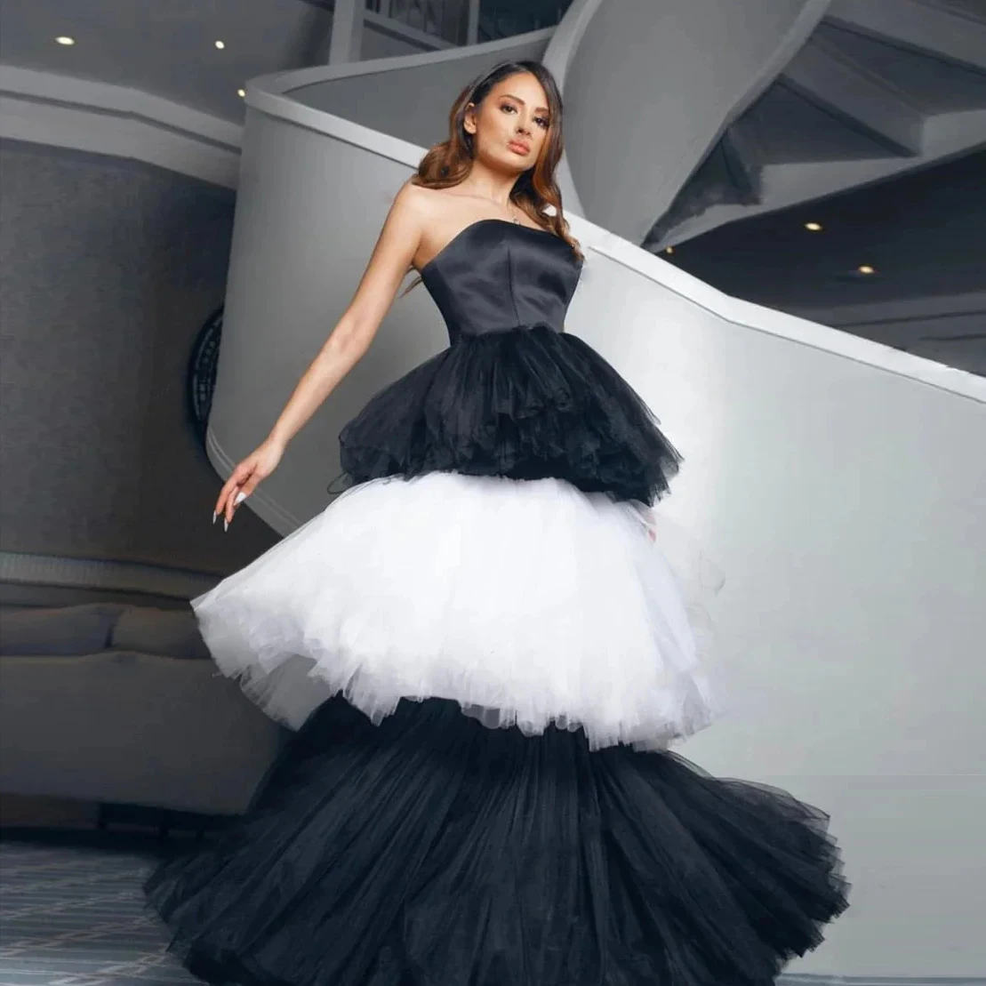 Trendy 2 Colors 2024 Party Dresses Strapless Tiered Black and White Tulle Formal Occasion Dress Puffy Layered Long Prom Gowns