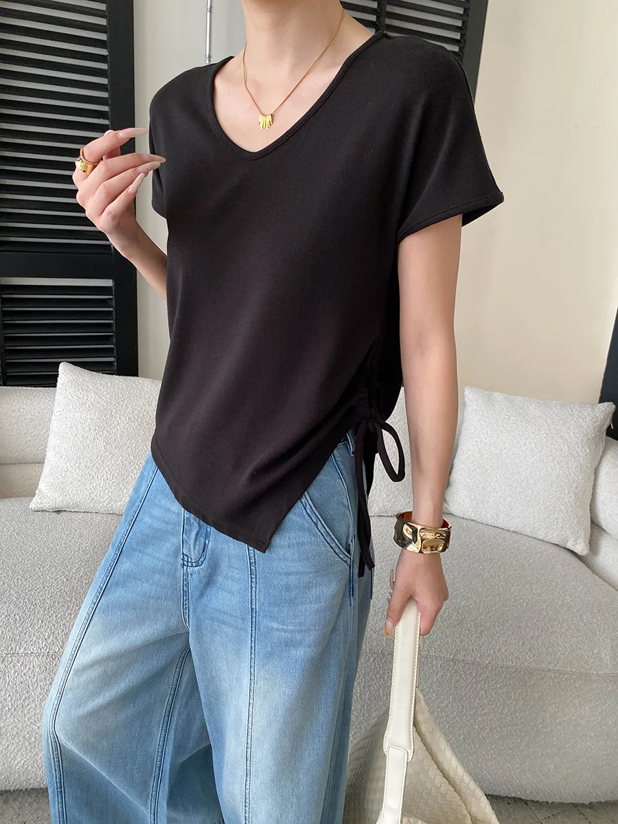 Sommerliches Damen-T-Shirt in unregelmäßiger Farbe mit unregelmäßigem Saum, Kordelzug, V-Ausschnitt und schlankmachendem Effekt, kurzärmelig. – Detail 19