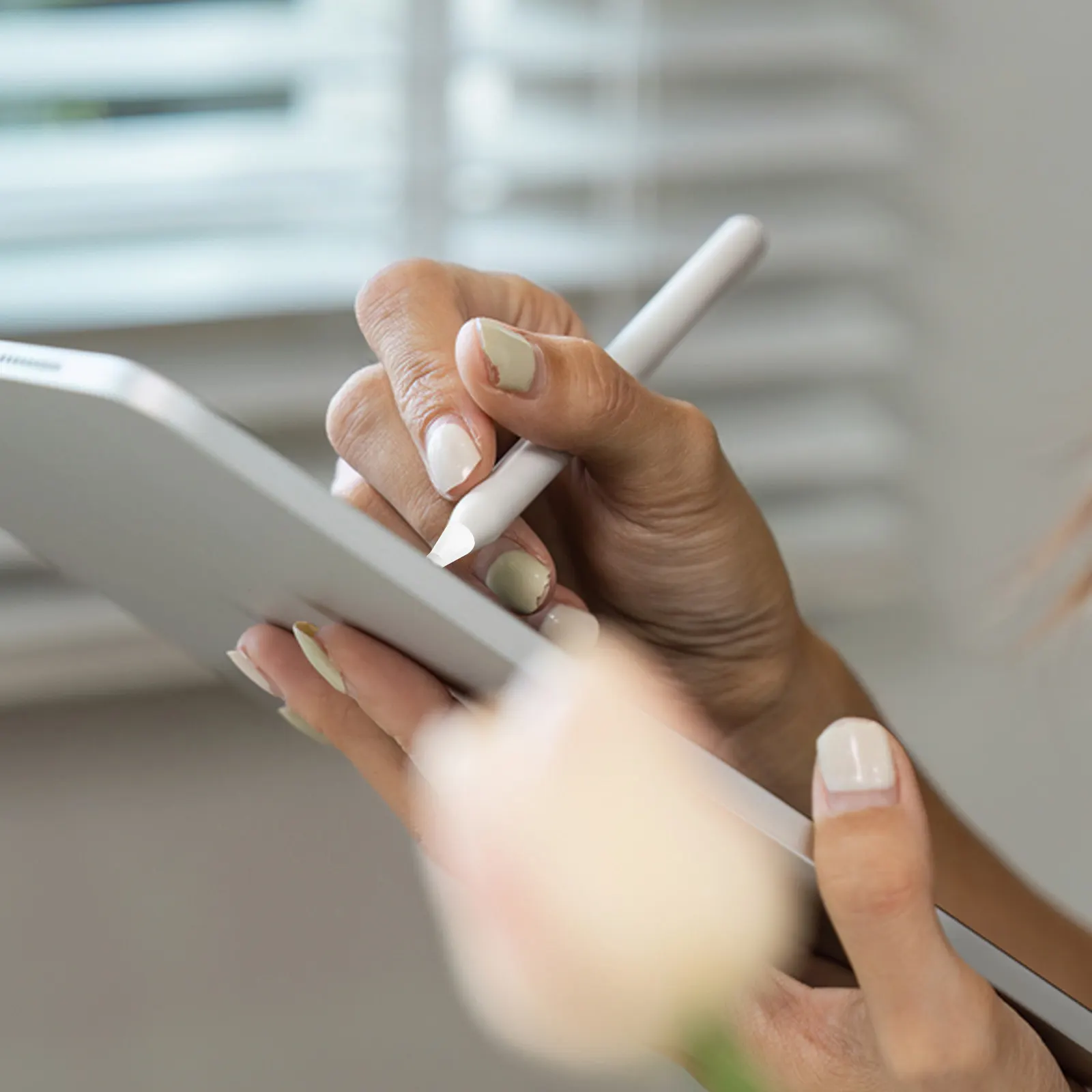 

Набор из 4 силиконовых наконечников для стилуса, заменяемые, противоскользящие, для бесшумного письма и плавного управления, совместимы с Apple