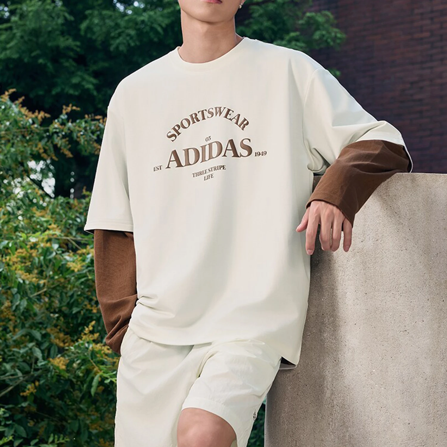 

Официальная мужская летняя классическая свободная повседневная спортивная футболка Adidas с принтом JD0441