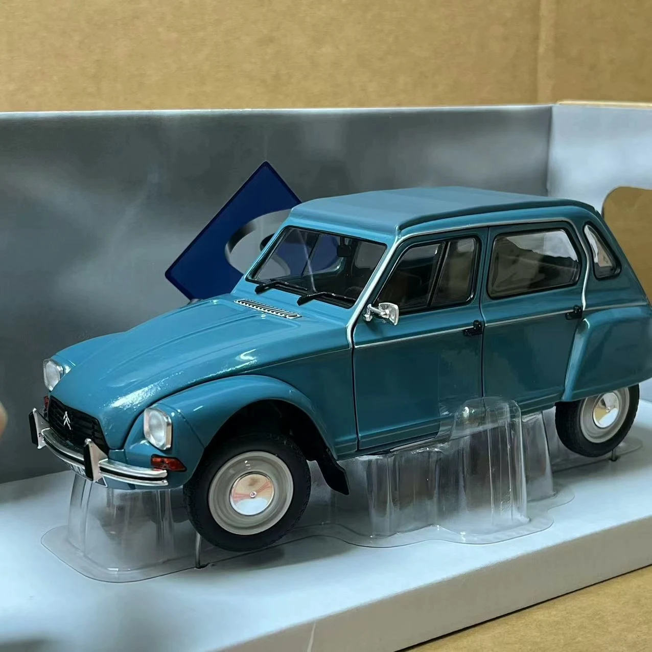 There Are Rashes on The Paint Surface Diecast SOLIDO 1/18 Scale CITROEN DYANE 6  Vintage O2 Alloy Car Model