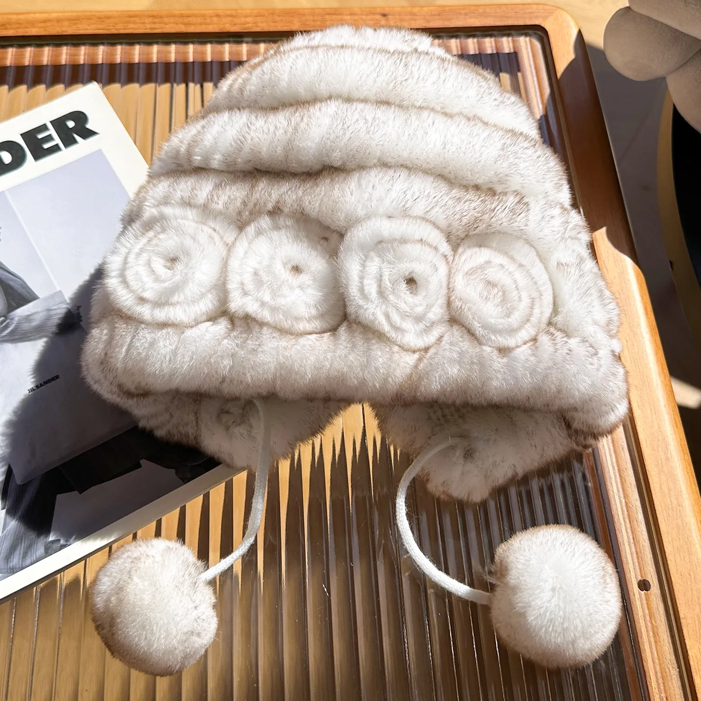 Echte Rex-Kaninchenfell-Mütze mit Blume, Winter-Herbst-Warmmütze, Bommel, flauschiger Ball, Ohrenschutz, niedliche Kopfbedeckung – Detail 7