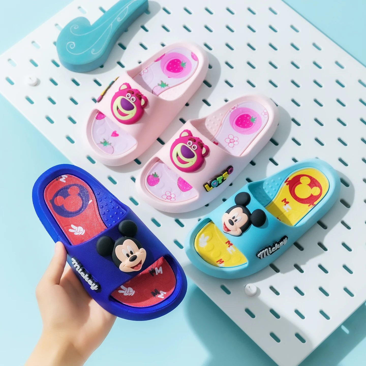 

Летние детские повседневные тапочки Disney, дышащие нескользящие домашние пляжные тапочки для ванной комнаты, детские мягкие тапочки, домашняя обувь для мальчиков и девочек