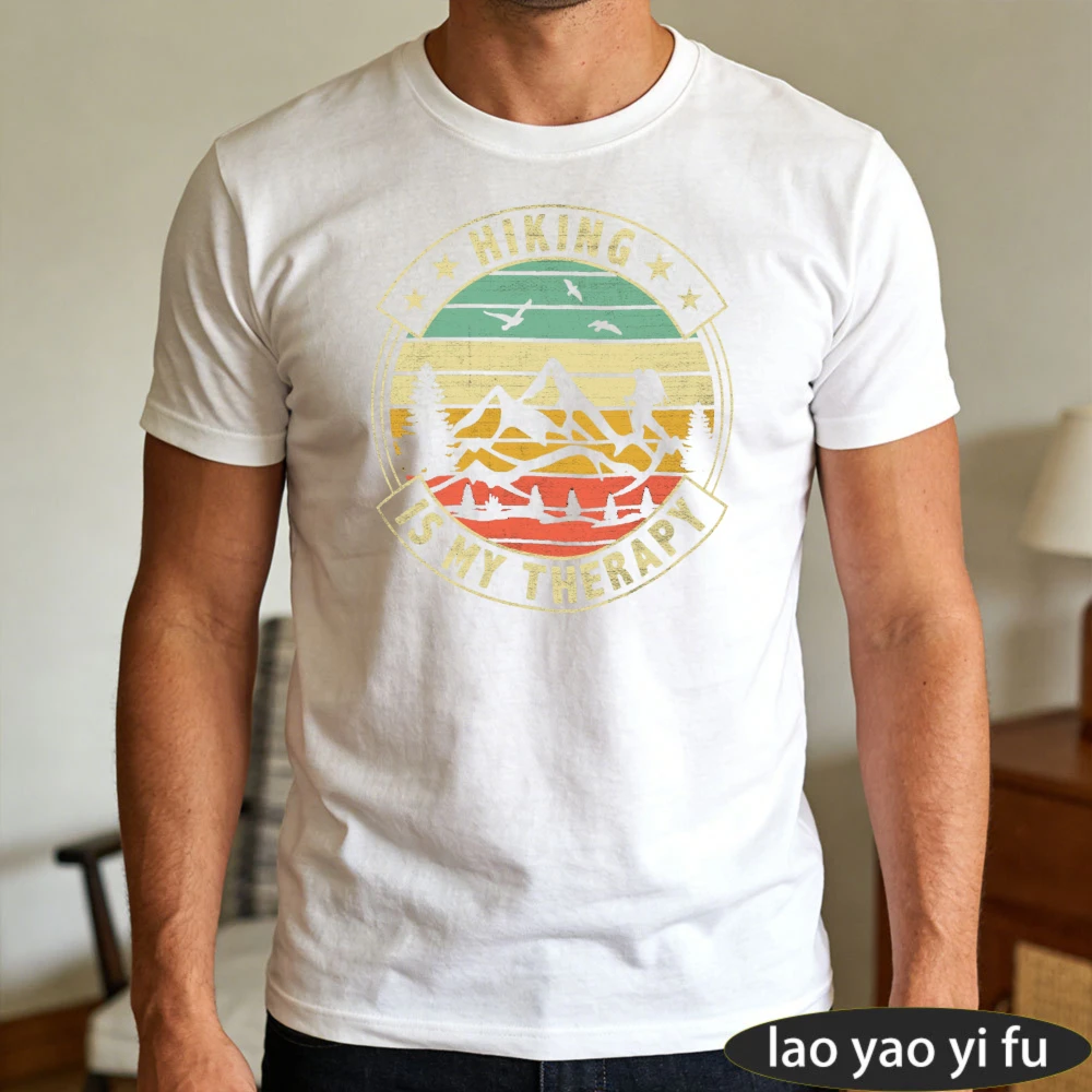 Camiseta Masculina 'Hiking Is - Outdoor Adventure Therapy avaliação e preço