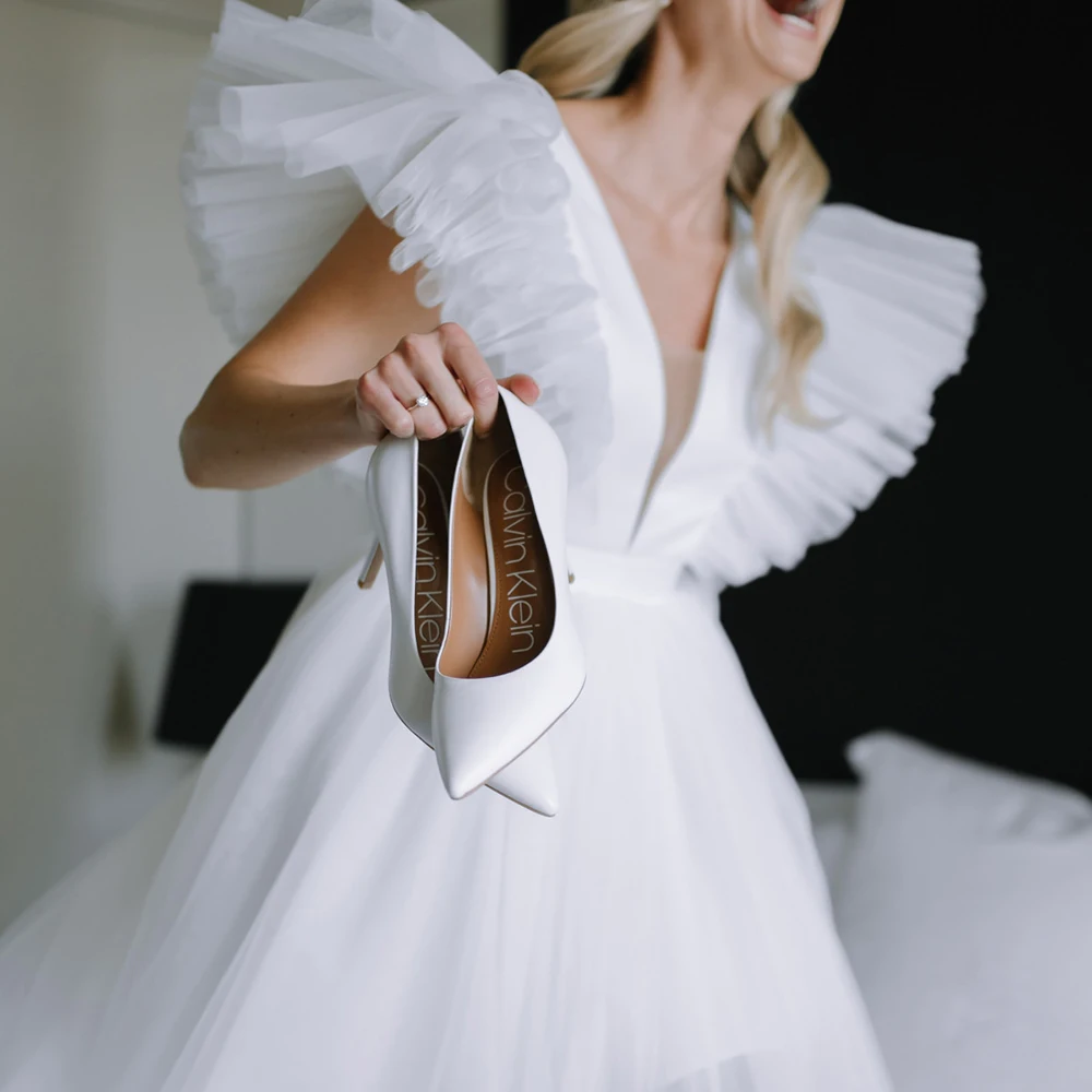 Elegante vestido de novia blanco con espalda descubierta, vestidos de novia de tren bajo alto, tul, cuello en V, mangas plisadas acampanadas, ropa de fiesta de novia con cordones en la espalda