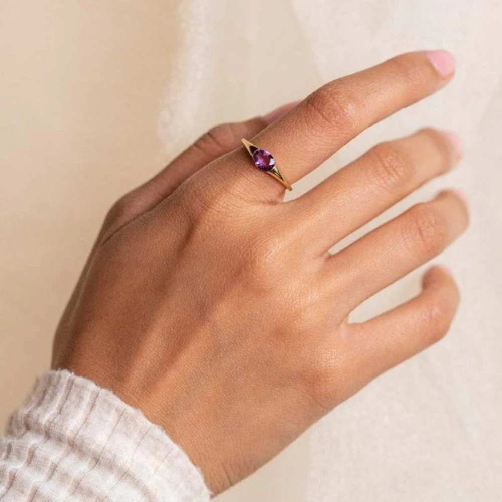 Simple and fashionable purple zircon ring inlaid