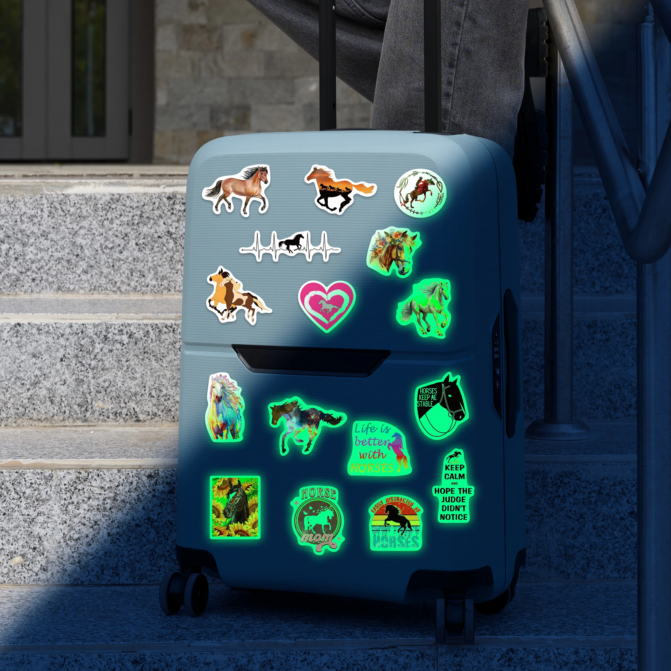 Naklejki świecące w ciemności, 51 szt. Naklejki winylowe wodoodporne z motywem wyścigów konnych, dekoracje na laptopa, deskorolkę, etui na telefon.