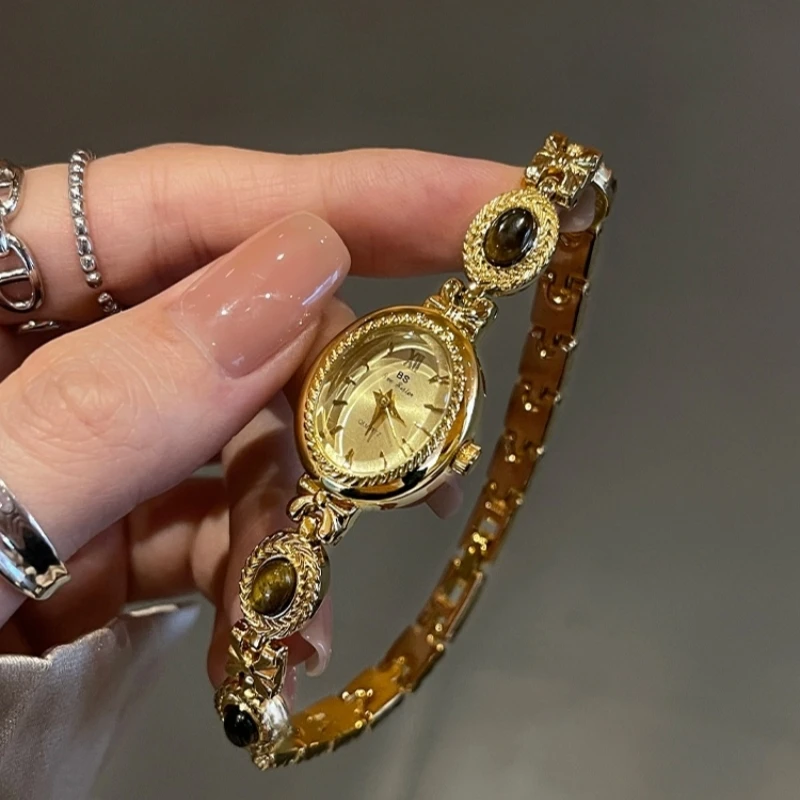 Women's New Golden Watch Luxury Vintage Style Women's Quartz Watch Exquisite Small Fashion Girl's Personalized Watch Gift