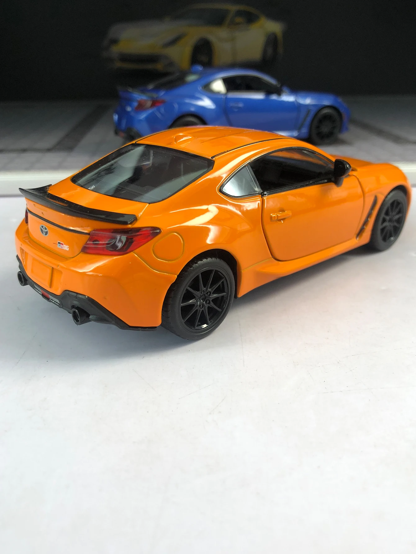 Modèle de voiture Toyota GR86 en alliage de zinc simulé 1: 28, ornement statique, voiture cadeau de collection en métal