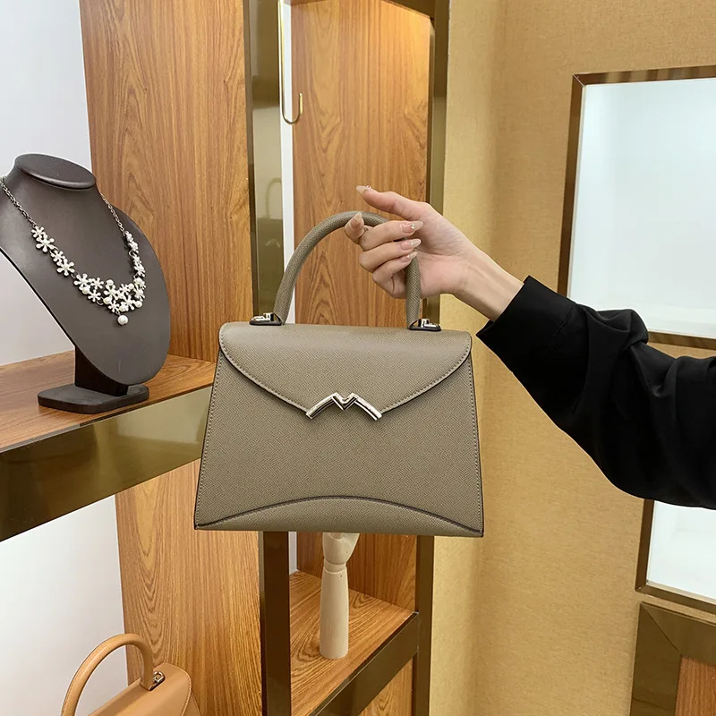 حقيبة يد نسائية صيفية راقية من الجلد الناعم موديل 2025 بإبزيم على شكل حرف M حقيبة يد نسائية على الكتف عبر الجسم #2