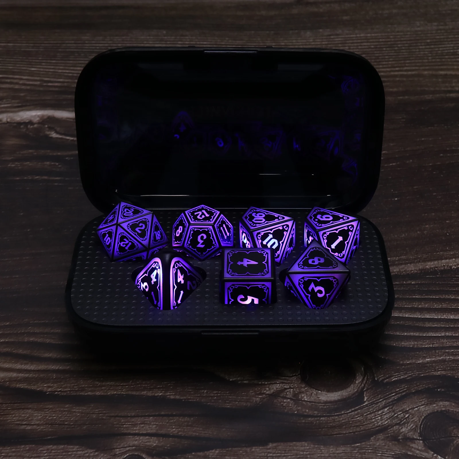 نرد LED أرجواني 7 قطع مع صندوق شحن مجموعة نرد آر بي جي متعدد السطوح للعب الأدوار لعبة الطاولة هدية الهالوين