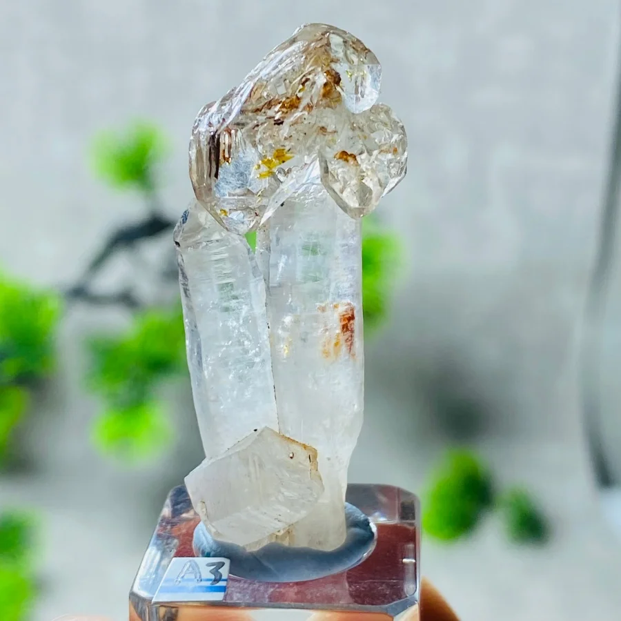 Selected100% Natural Petroleum Quartzoil-Bile Crystal Mineral Raw Stone Crystal Fluorescent Specimen For Collection And  Display