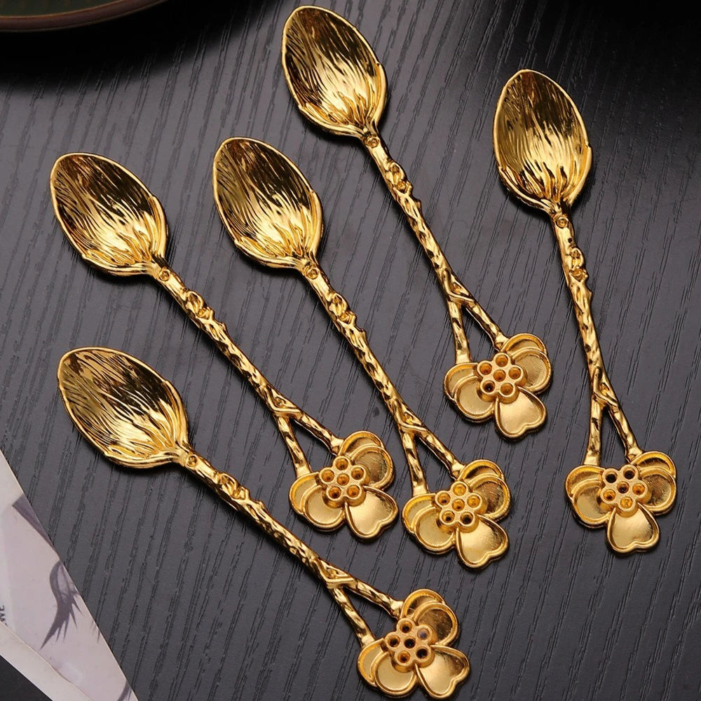 

Creative Retro Hotel Family Dessert Coffee Spoon Ice Cream Tools Creative Royal Style Flatware Metal Spoon Kitchen 찻숟가락