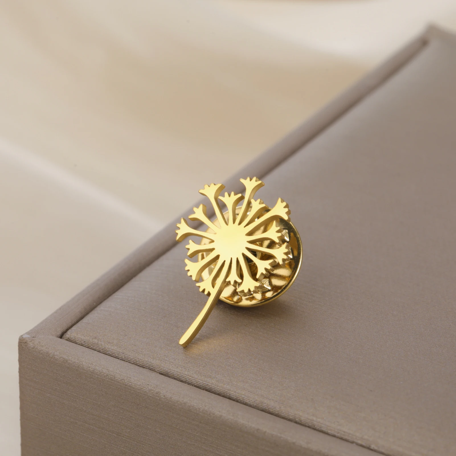 Skyrim Mode Löwenzahn Brosche für Frauen Edelstahl Gold Farbe Anzug Abzeichen Pin Blume Zubehör Großhandel – Detail 7