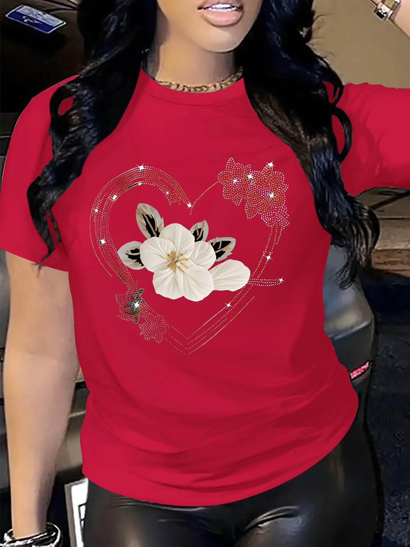 

Женская повседневная футболка с коротким рукавом, удобная посадка, с цветочным принтом в виде сердца, простой дизайн, демонстрирующий естественный и элегантный стиль