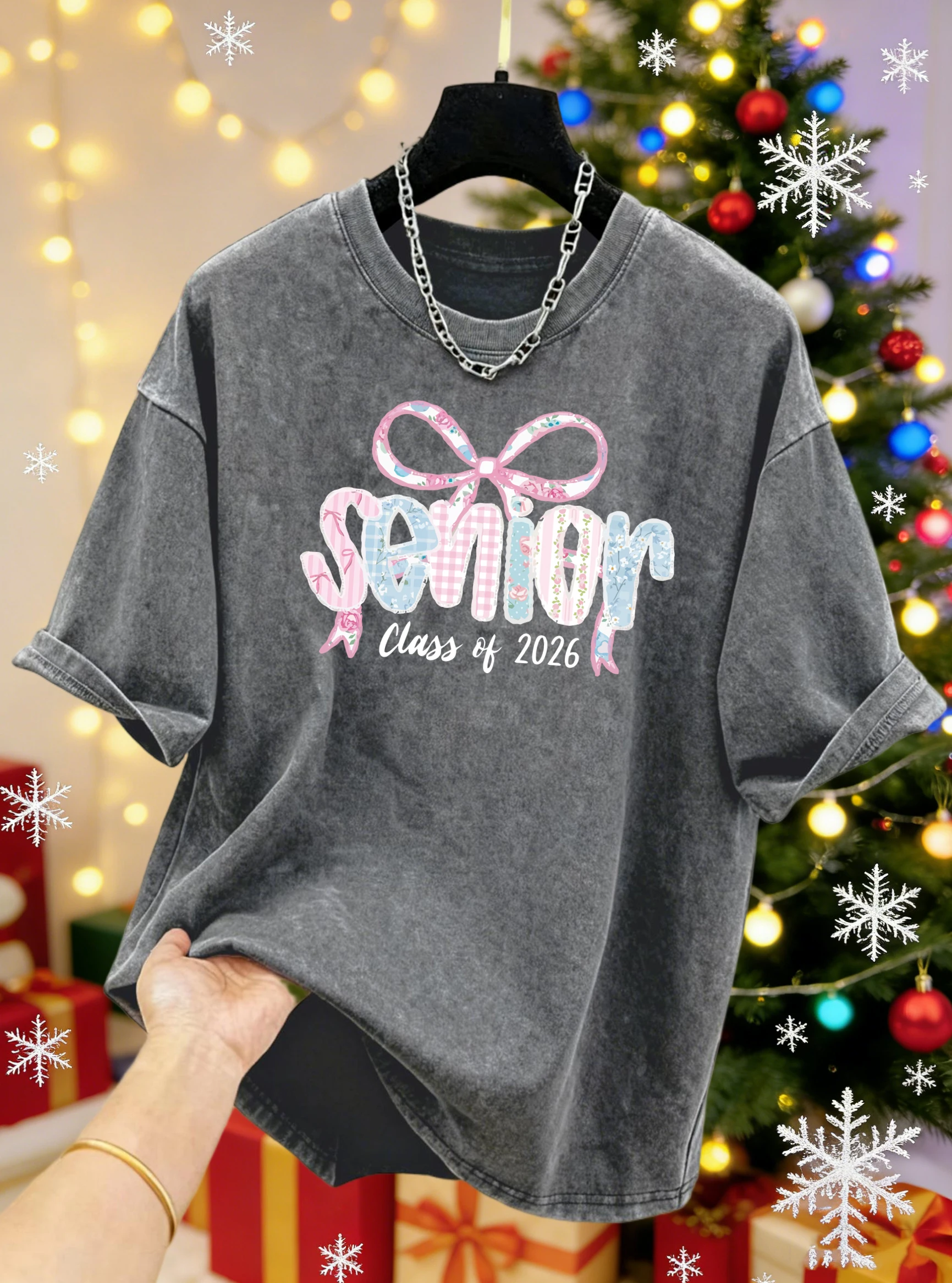 เสื้อยืดพิมพ์ลาย Senior Pink Bow 2026 ทรงหลวม คอกลม ผ้าฝ้าย สำหรับผู้หญิง สไตล์วินเทจ Y2K เสื้อผ้าฤดูร้อนแนวสปอร์ต