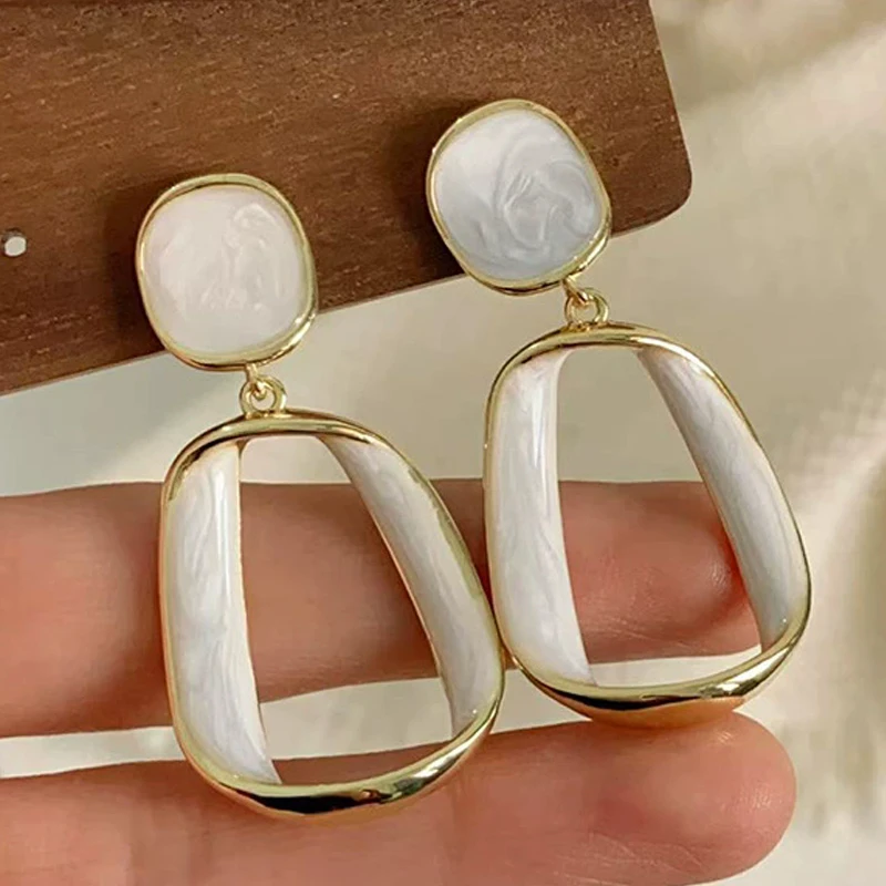 Hot Sale Hollow Out Square Dangle Earrings for Women Simple Metal Twist Enamel Oil Geometry Drop Earrings White Wine Red Jewelry
