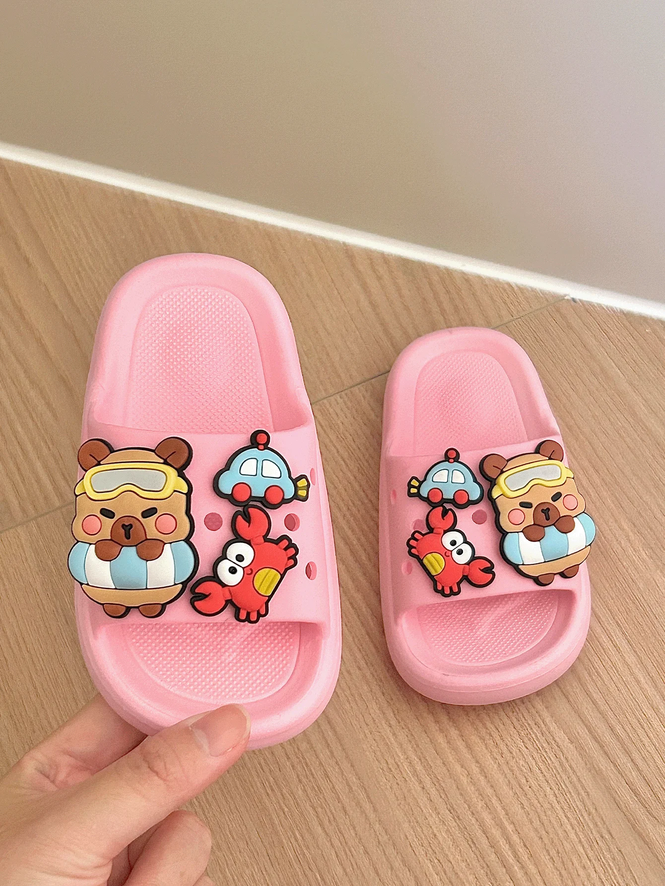

Children's slippers, summer breathable, cartoon decoration, suitable for indoor bathroom showers, soft-soled anti-slip, cartoon