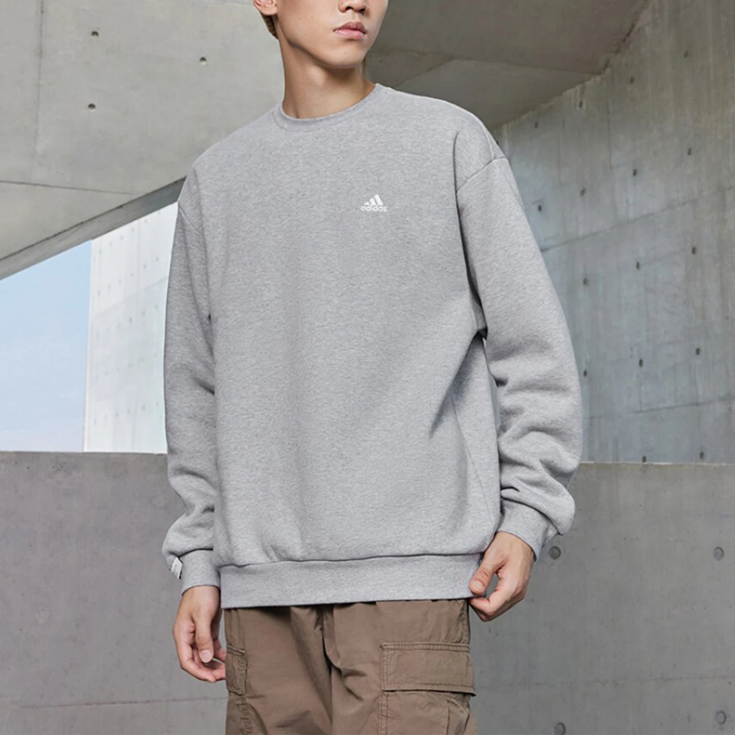 

Оригинальная новая толстовка с круглым вырезом для пар Adidas IV7599