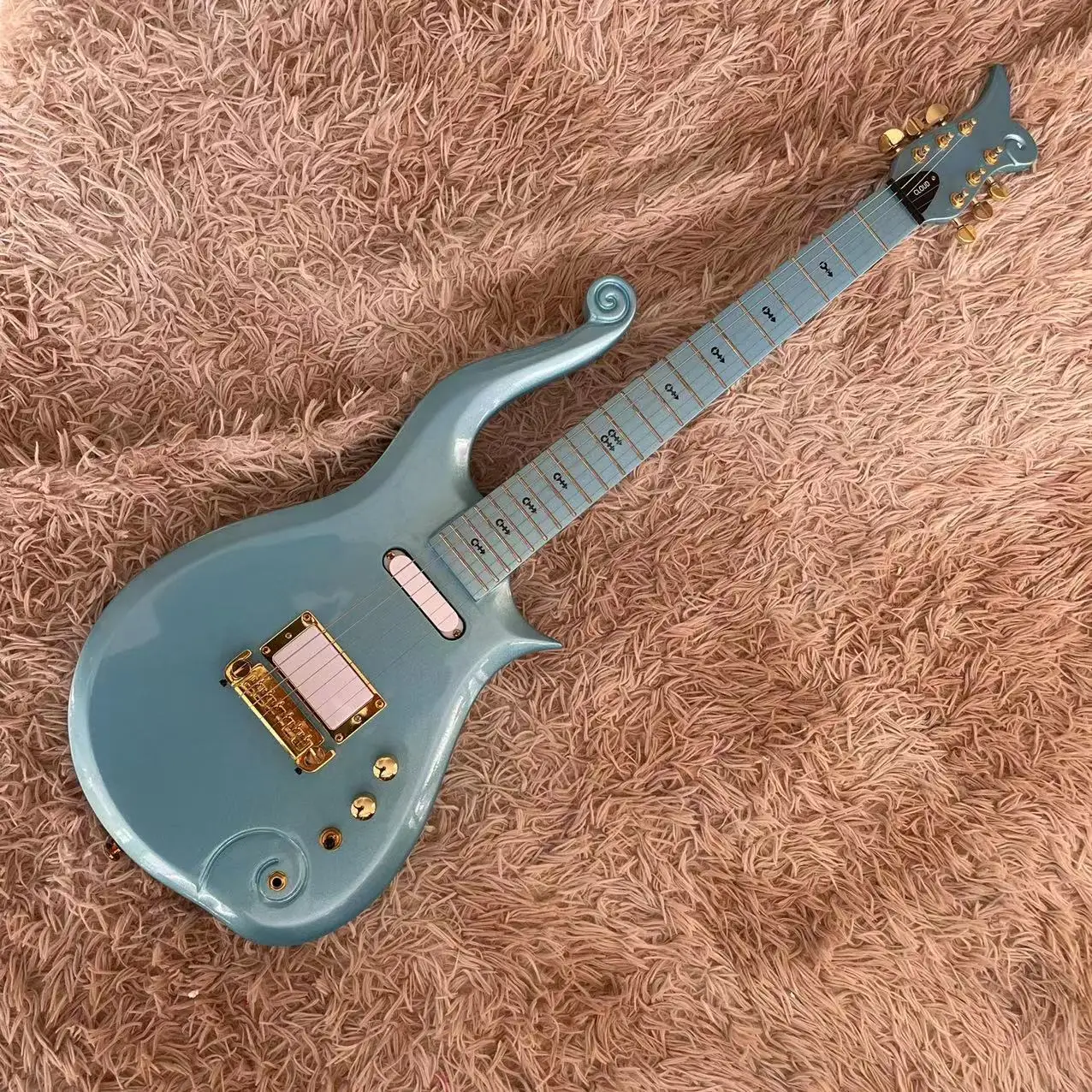 Little Prince 6-string carved integrated electric guitar, silver pink light blue body, maple fingerboard, closed pickup, gold ac