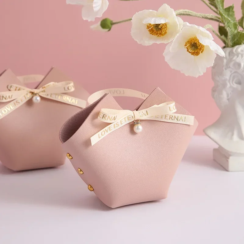 

Creative Wedding Favors Leather Candy Box with Pearl Ribbon for Christening Gift Bag Baby Shower Birthday Party Supplies Wrap