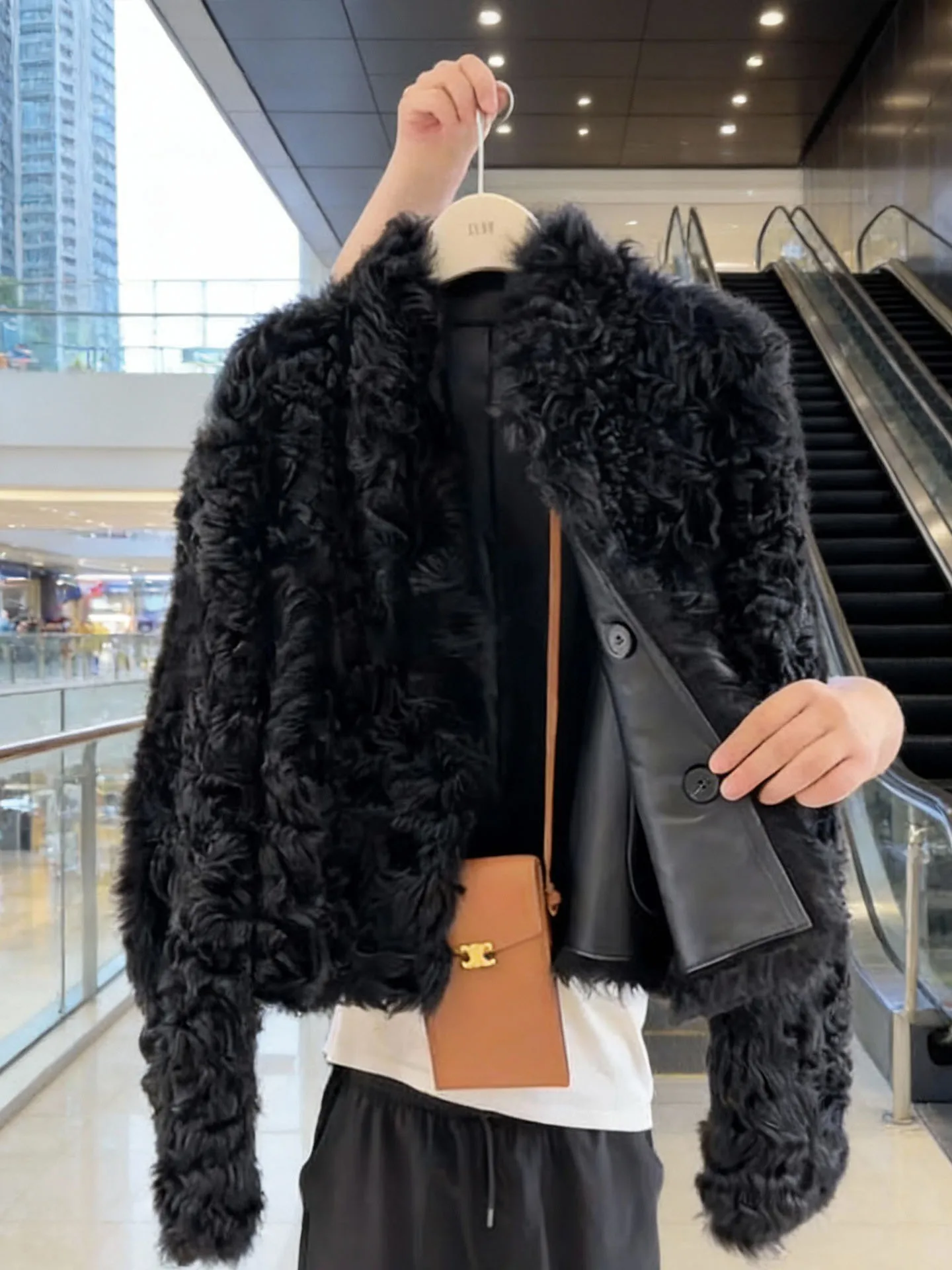 Unikatowy płaszcz damski ze skóry z podszewką z futra, styl casual, model stójka, długi rękaw...